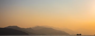 桔子视频经典港片回顾专题活动横幅，香港九龙夜景与老电影海报风格拼贴，怀旧感浓郁